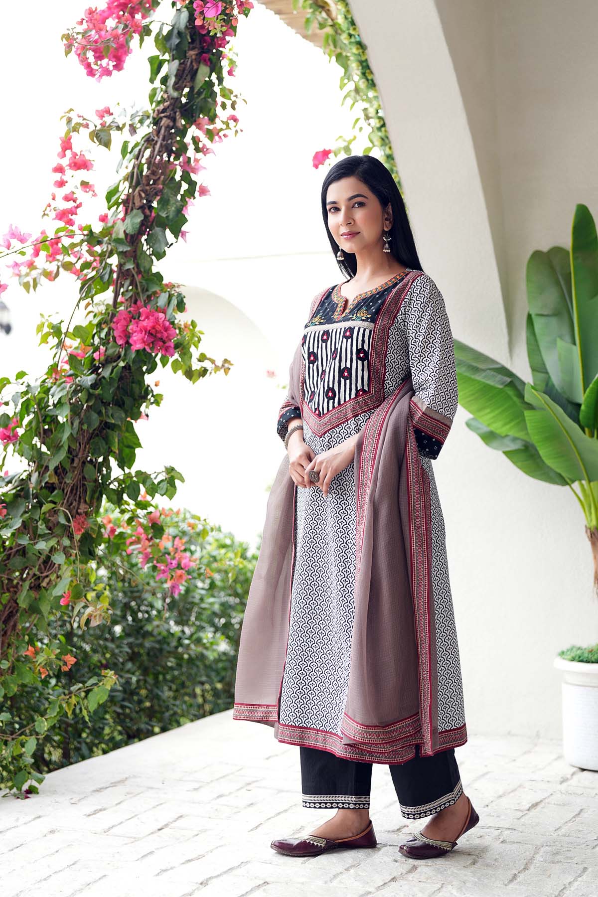 Women Black & White Hair Wool Straight Kurta