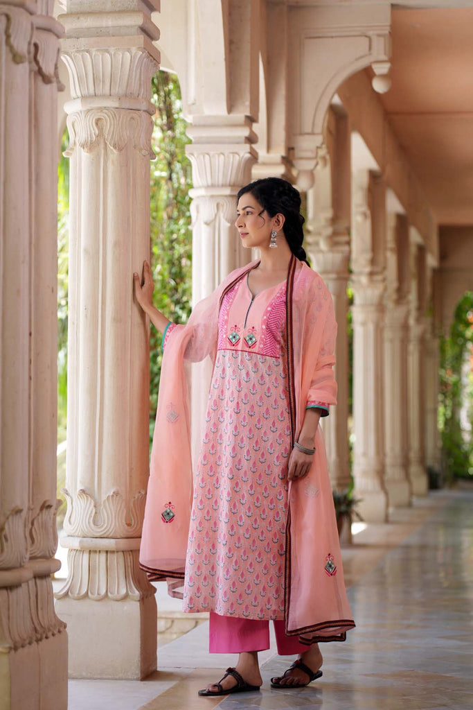 Peach Kotadoriya Dupatta With Embroidered Motifs