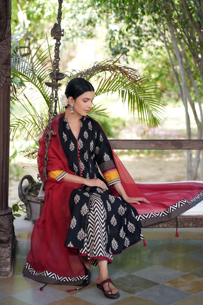 Red Kotadoriya Dupatta With Fabric Border