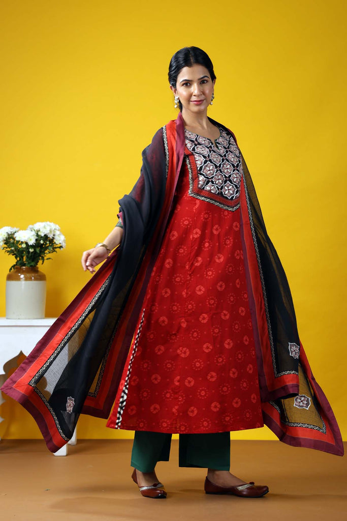 Black Kotadoriya Dupatta With Gota Motifs