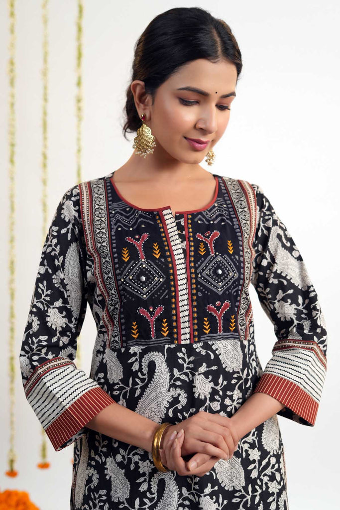 Black And White Kurta/Pant Set In Cotton Fabric