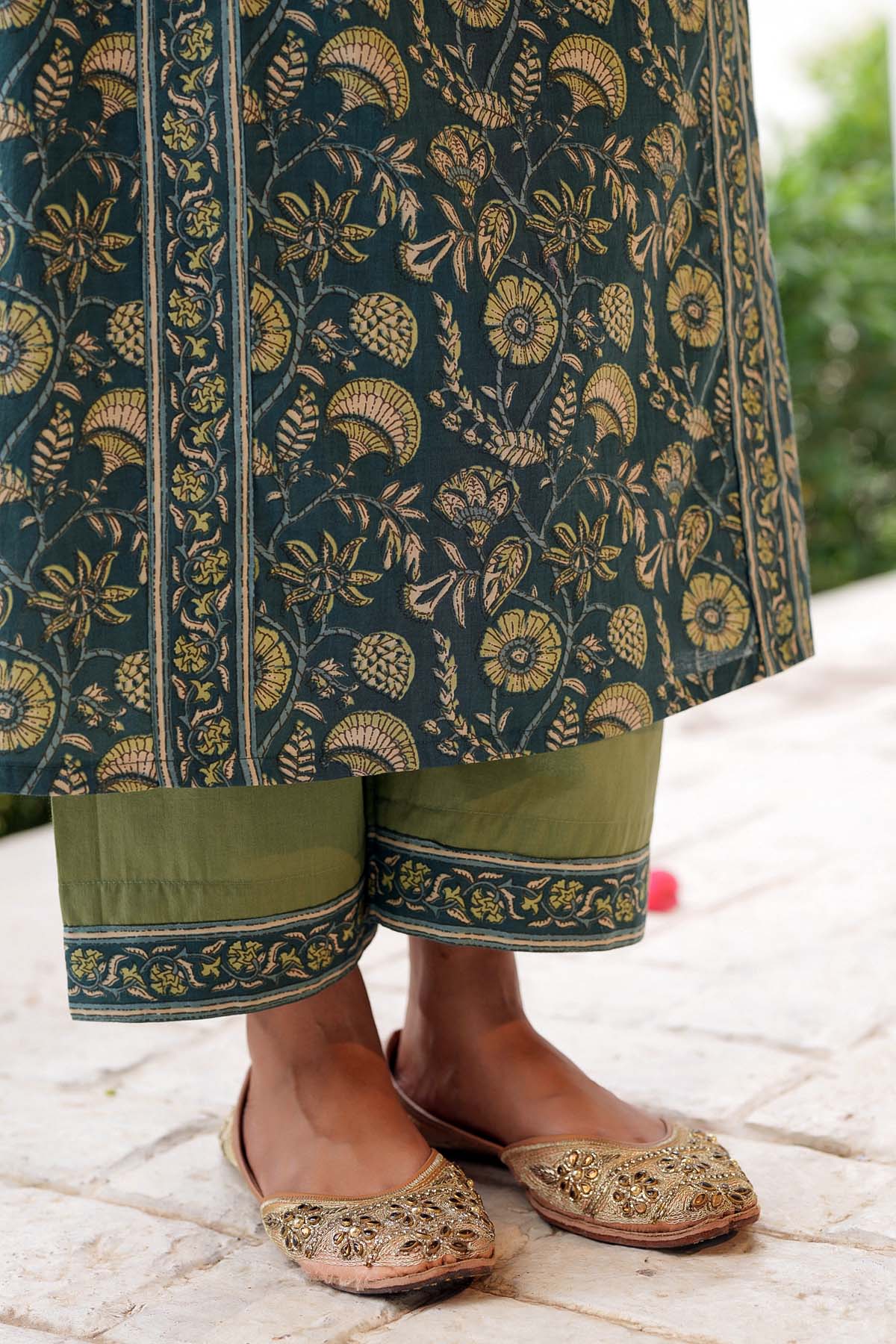 Straight Fit Pants In Olive Green Color