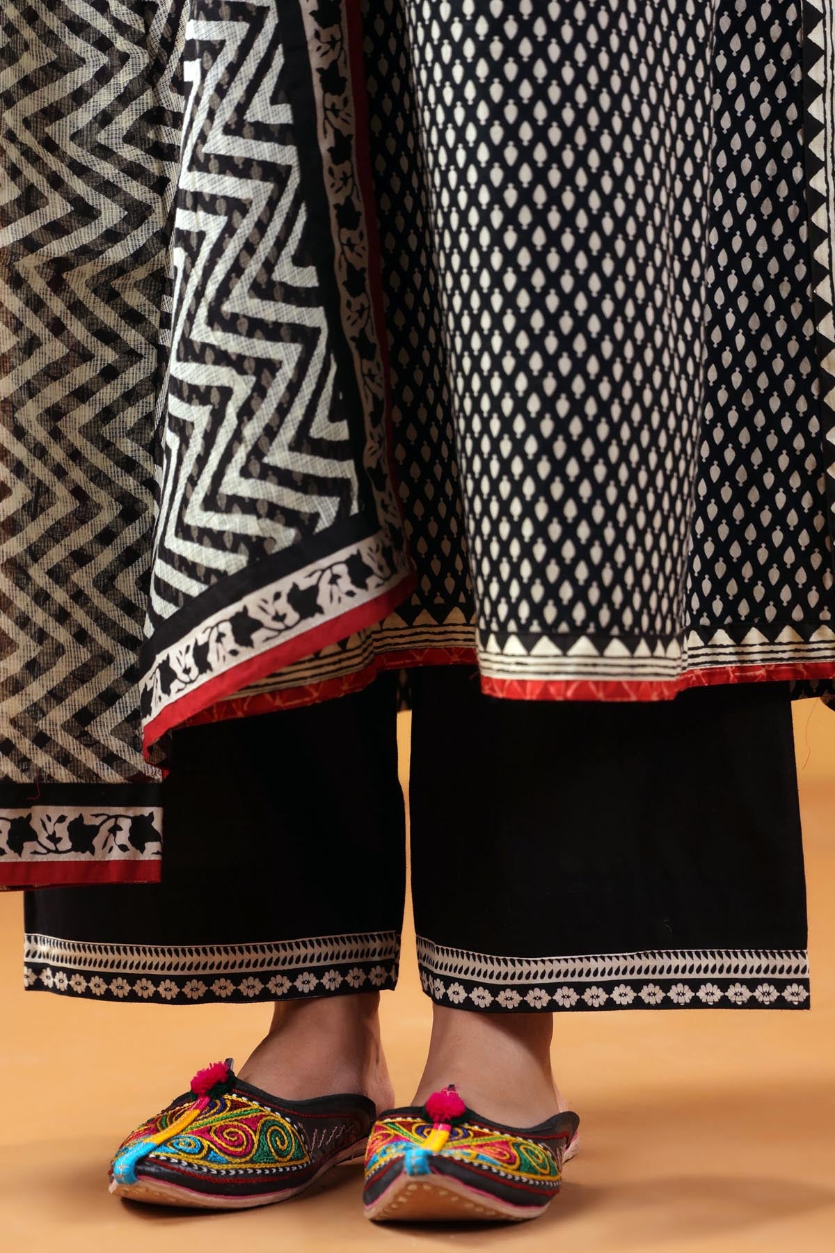 Straight Fit Pant In Black Cotton Fabric
