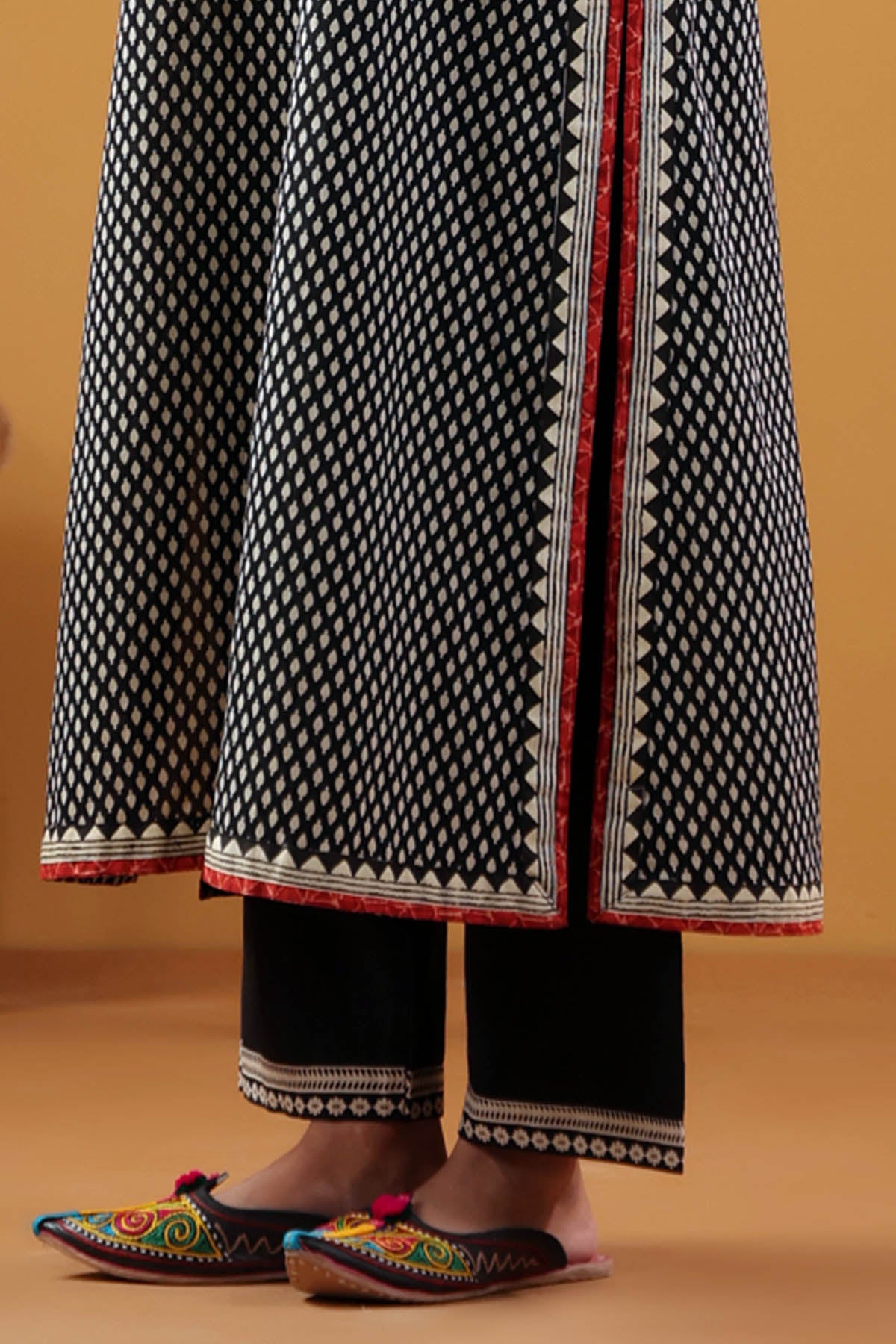 Straight Fit Pant In Black Cotton Fabric