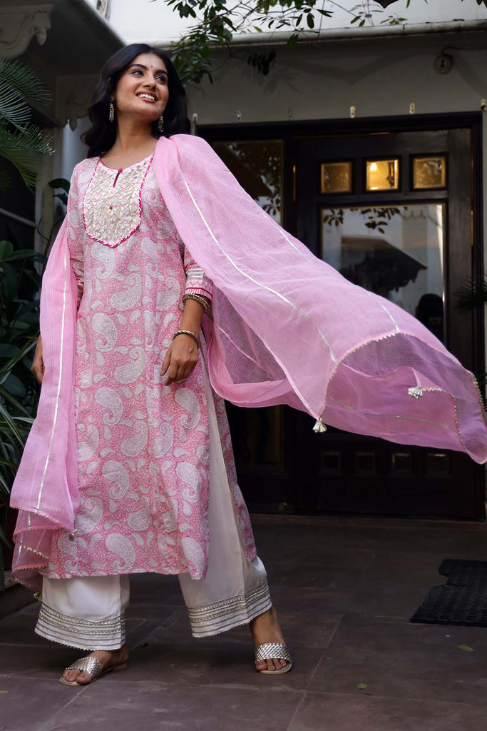 Kotadoriya Dupatta with gota work In Baby Pink Color