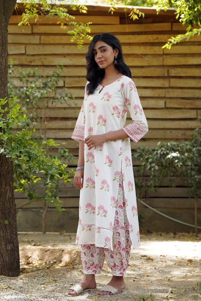 Straight Fit Kurta/Pant Set in White Floral Print