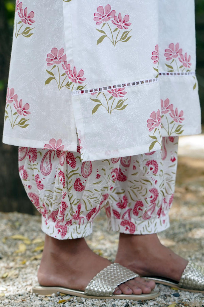 Straight Fit Kurta/Pant Set in White Floral Print