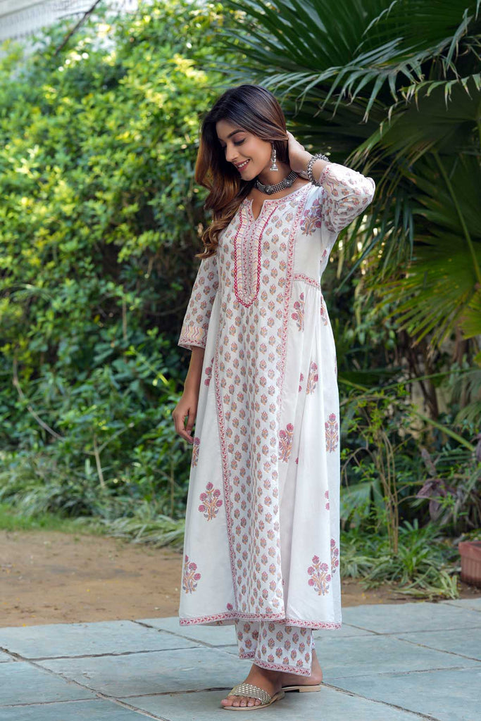 Long Length Kalidaar Kurta In White Mugal Buta Print