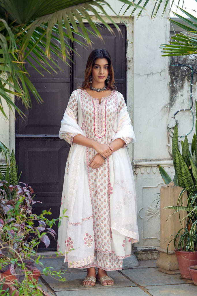 Long Length Kalidaar Kurta In White Mugal Buta Print