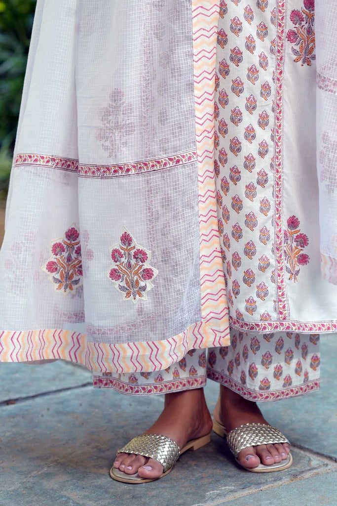 Long Length Kalidaar Kurta In White Mugal Buta Print