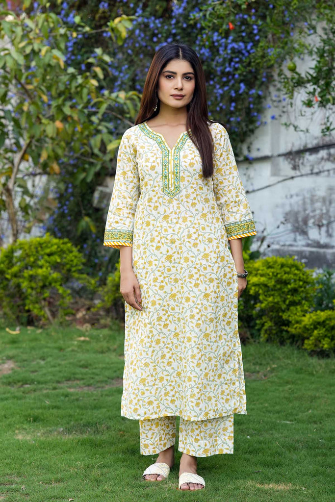 Straight Fit Kurta/Pant Set in Yellow Buti Print