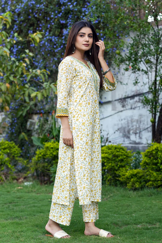 Straight Fit Kurta/Pant Set in Yellow Buti Print