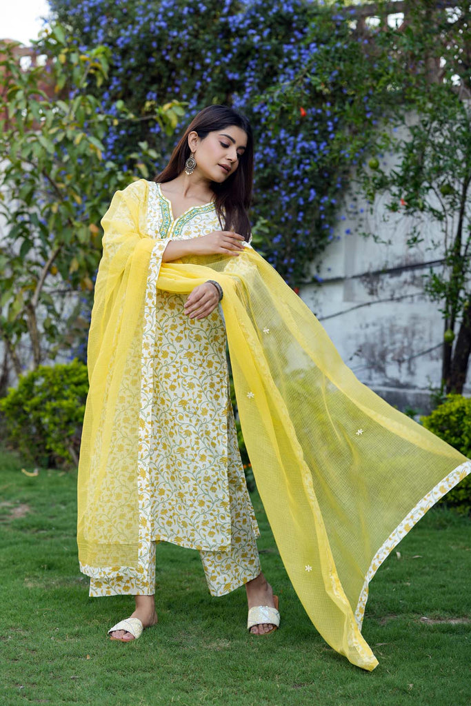 Straight Fit Kurta/Pant Set in Yellow Buti Print
