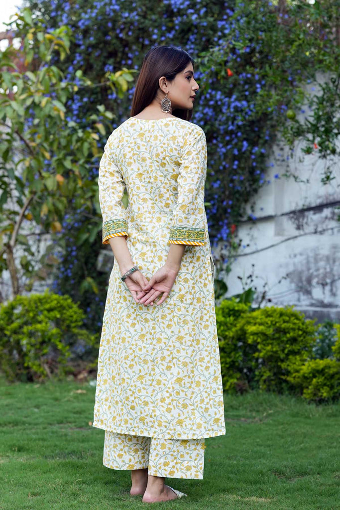 Straight Fit Kurta/Pant Set in Yellow Buti Print