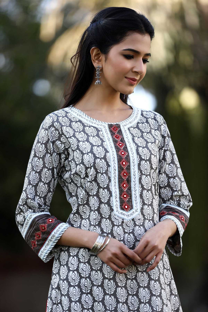 Elegant straight fit kurta in grey/white color