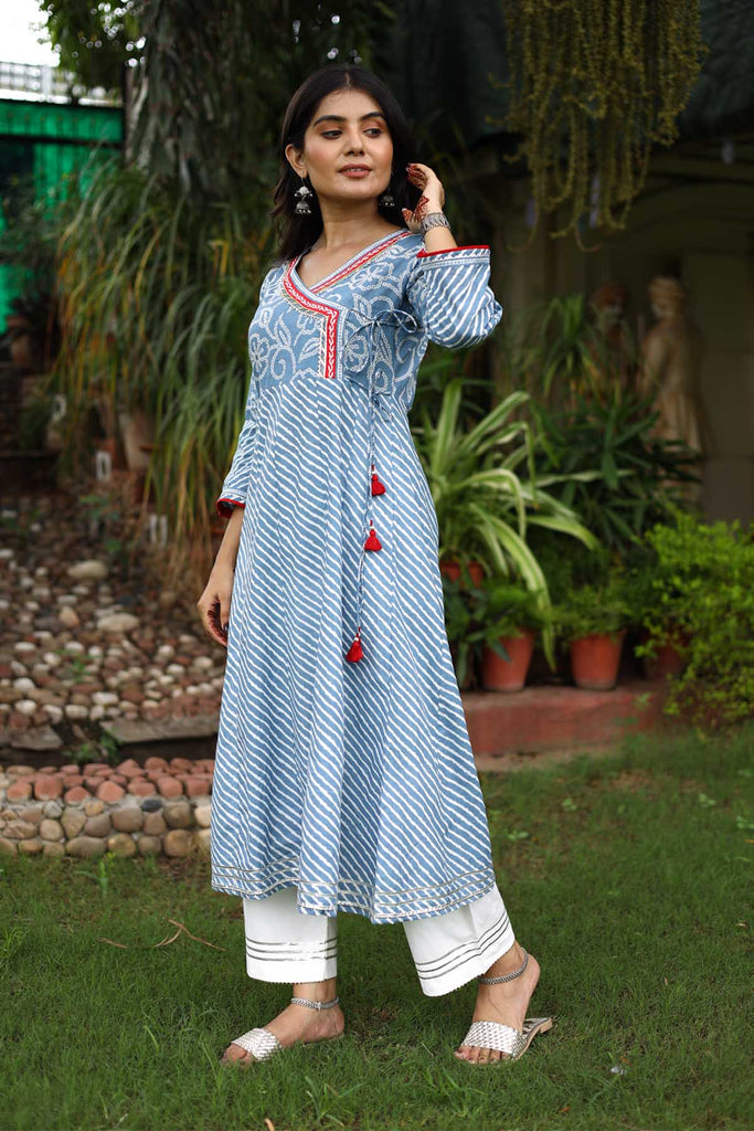 Kalidaar Leheriya Kurta In Light Grey Color
