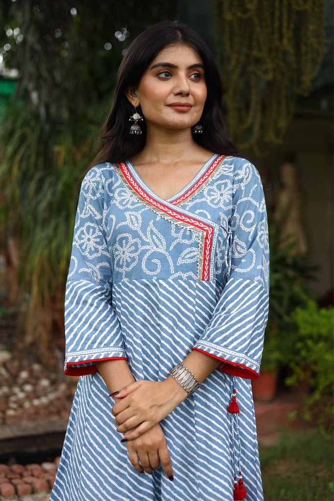 Kalidaar Leheriya Kurta In Light Grey Color