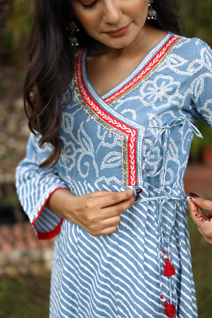 Kalidaar Leheriya Kurta In Light Grey Color