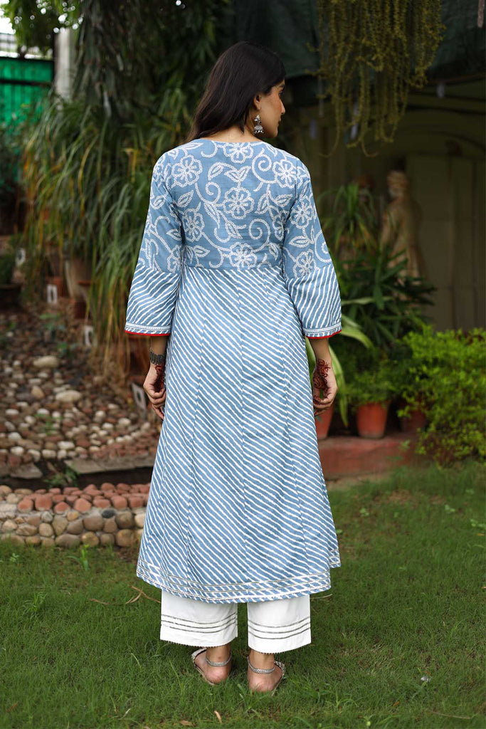 Kalidaar Leheriya Kurta In Light Grey Color