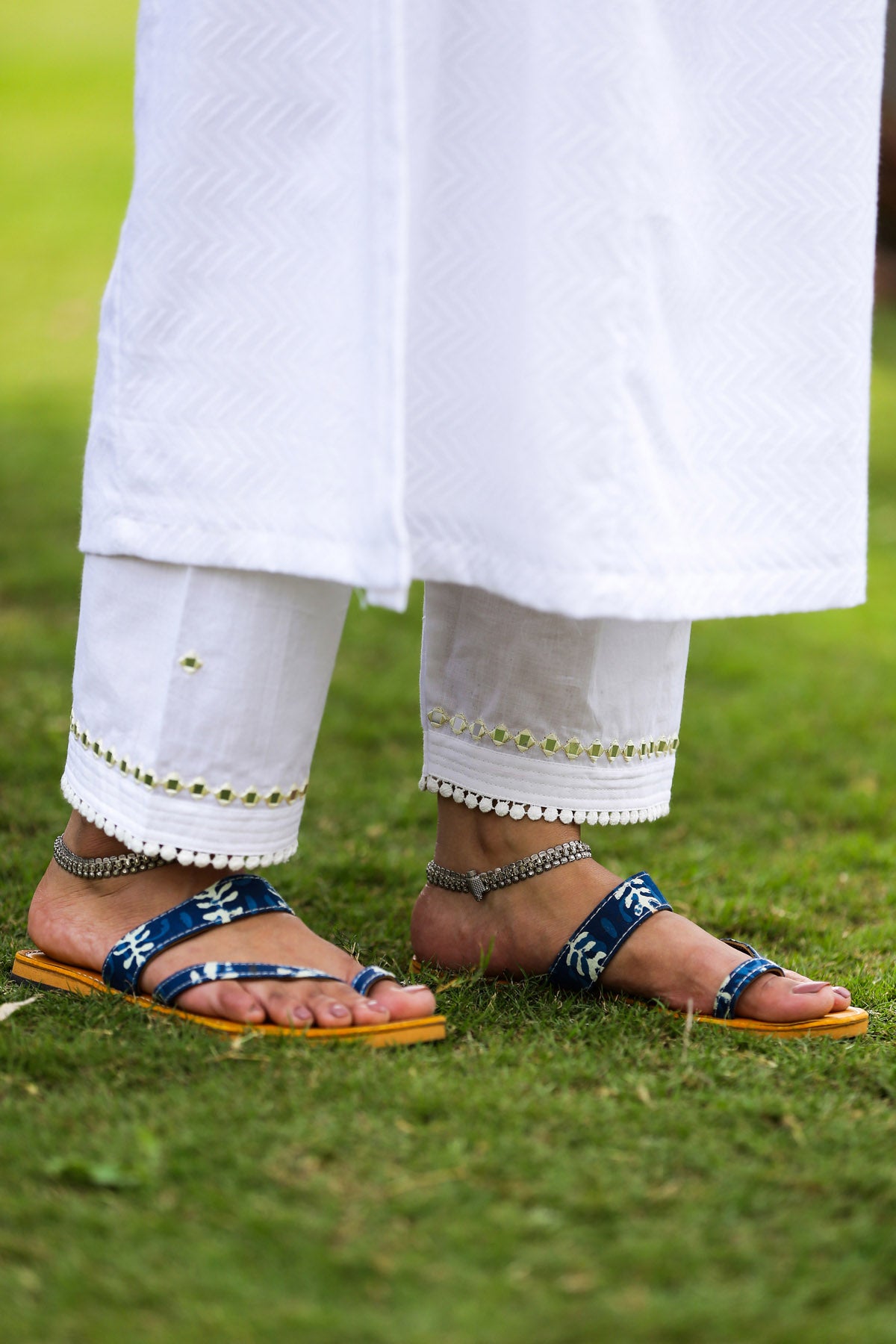 Straight pants in white color with Lace