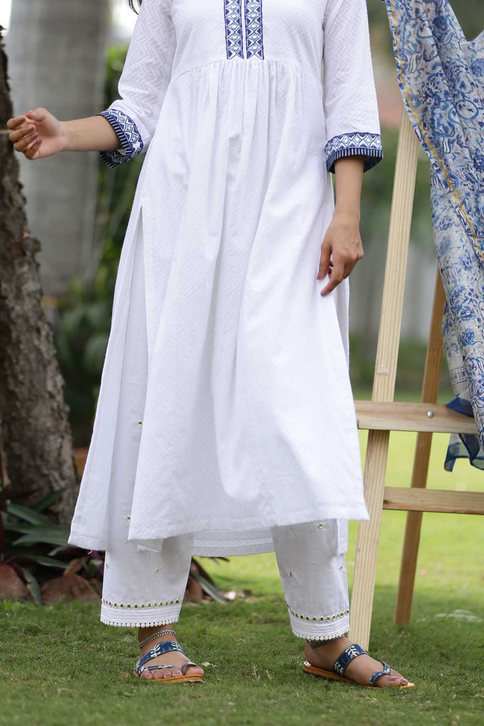 Straight pants in white color with Lace