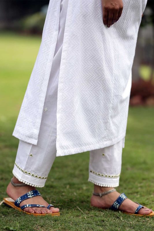 Straight pants in white color with Lace